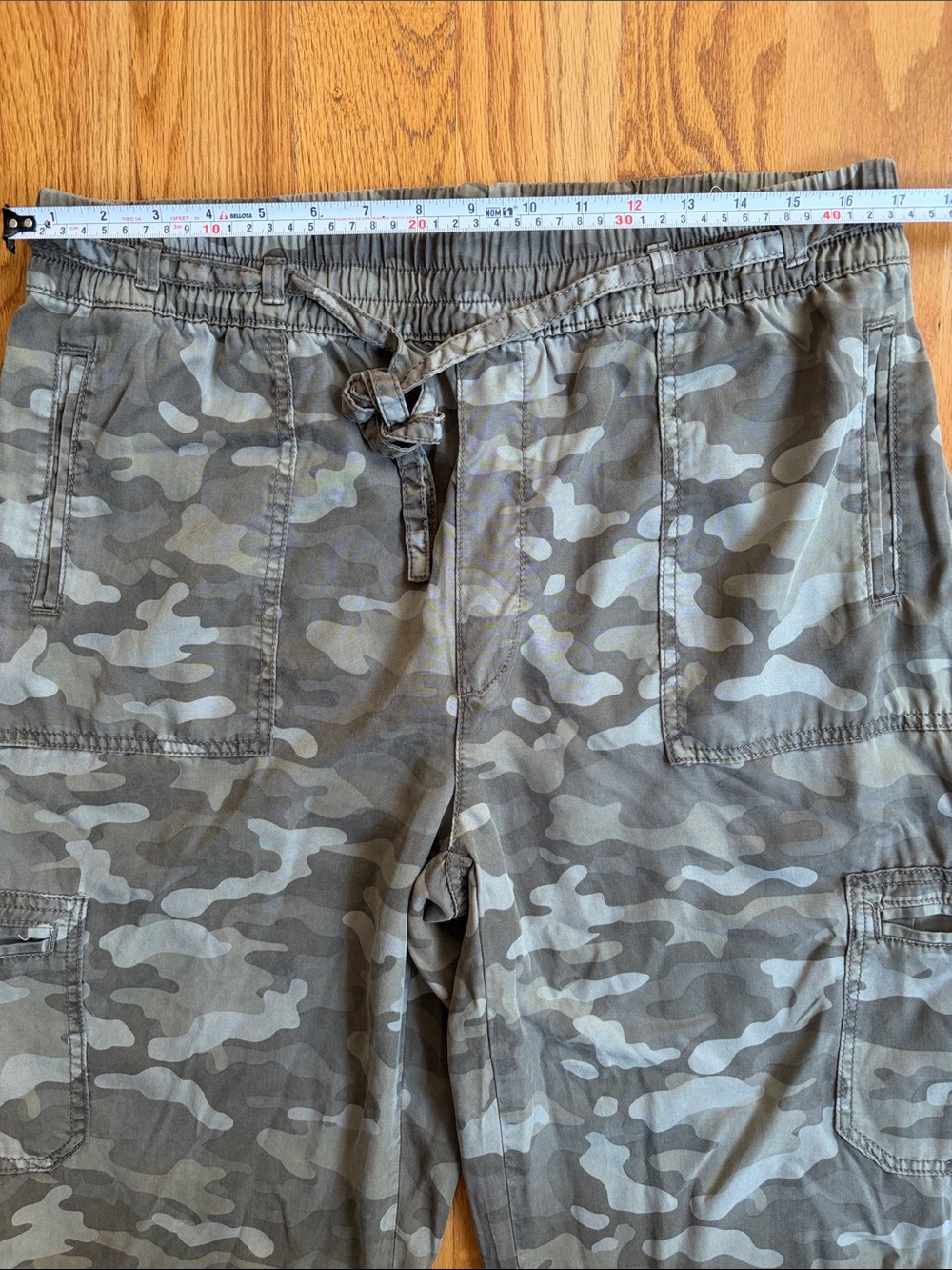 American Eagle AEO Camo Cargo Slouchy Joggers Pants. Size: Large. Like new! - Picture 8 of 11